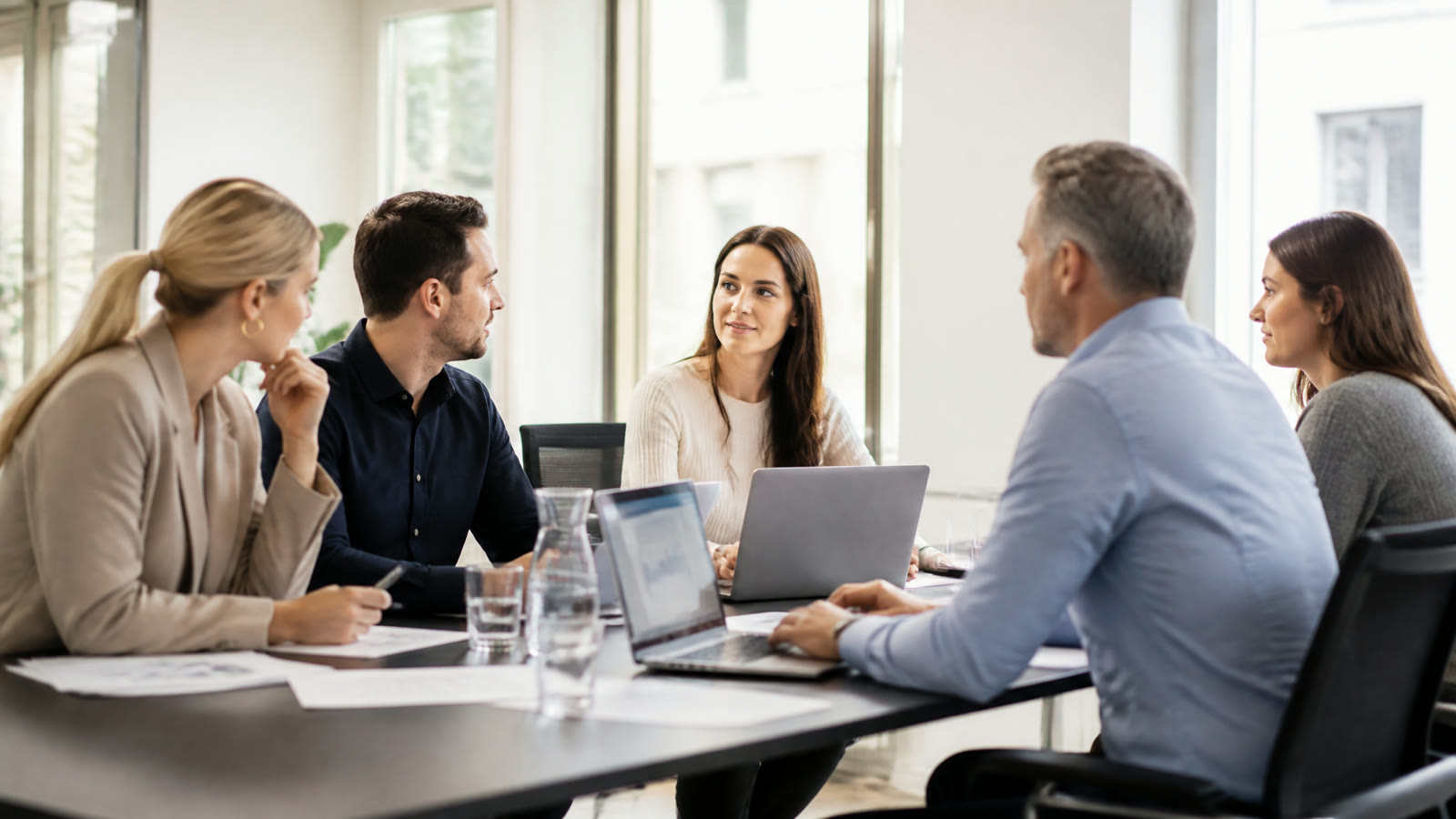 Fotorealistisches Beitragsbild zu "Ergonomische Computer-Arbeitsplatz-Gestaltung" mit Österreich-Bezug