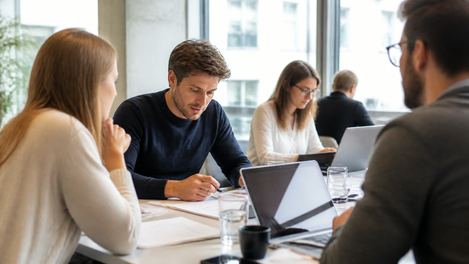 Fotorealistisches Beitragsbild zu "Liebeskummer im Job – Warum Arbeiten helfen kann" mit Österreich-Bezug