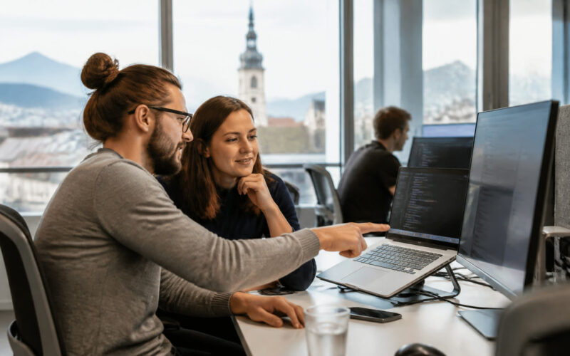 Fotorealistisches Beitragsbild zu "Wie man 2021 ein Online-Business von zuhause aus startet" mit Österreich-Bezug