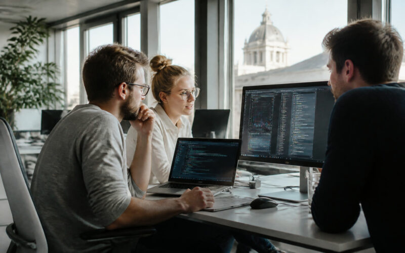 Fotorealistisches Beitragsbild zu "Suchmaschinenoptimierung: 5 Tipps für erfolgreiche SEO" mit Österreich-Bezug