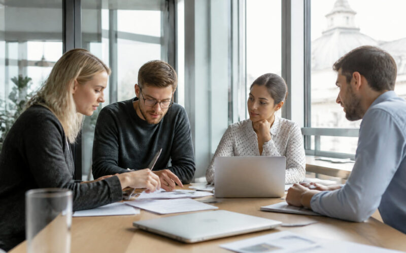Fotorealistisches Beitragsbild zu "Bachelorarbeit und Zeitmanagement: Wie man eine erfolgreiche Planung durchführt" mit Österreich-Bezug