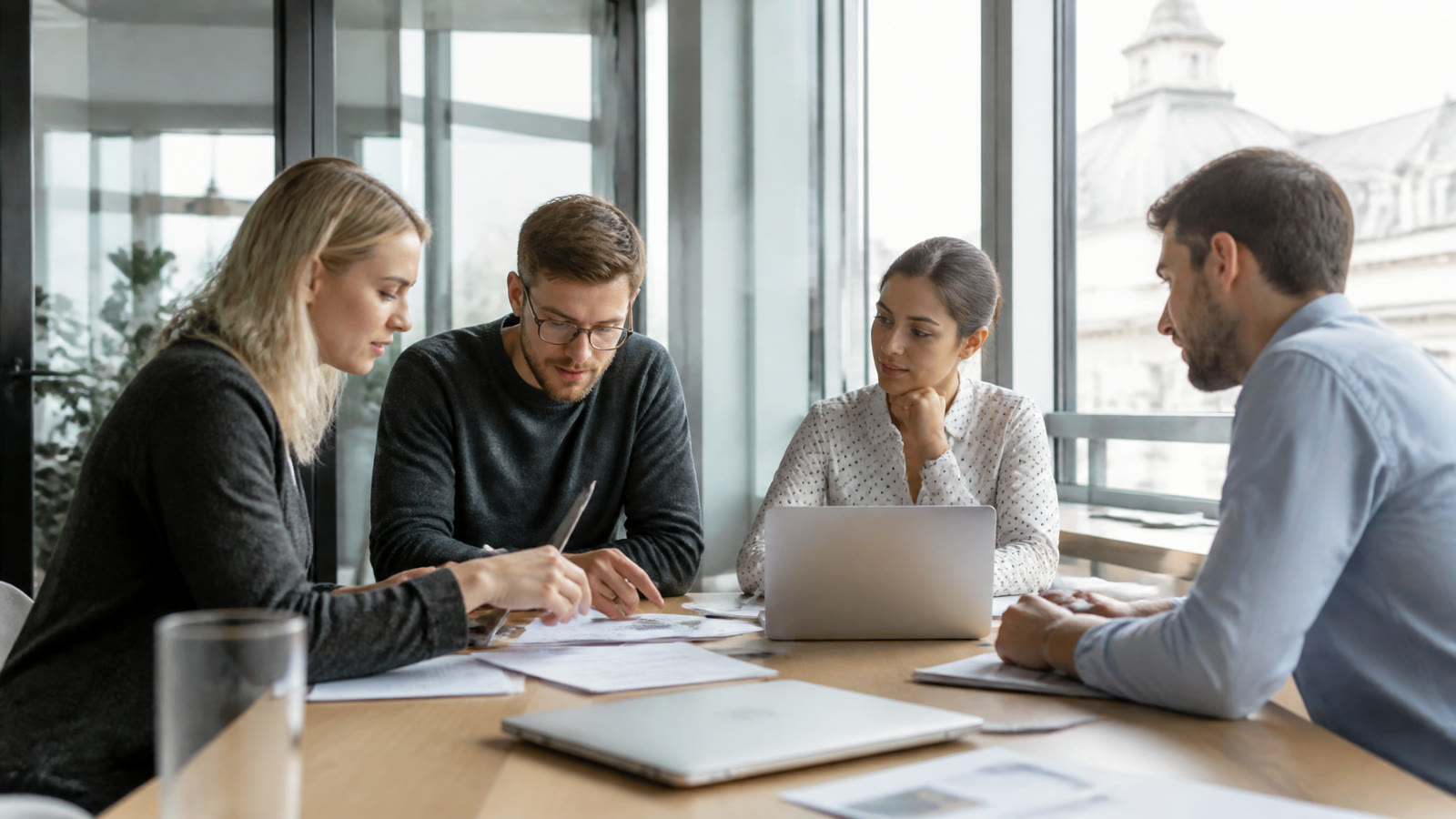 Fotorealistisches Beitragsbild zu "Bachelorarbeit und Zeitmanagement: Wie man eine erfolgreiche Planung durchführt" mit Österreich-Bezug