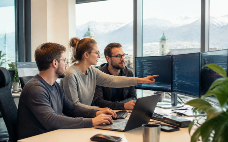 Fotorealistisches Beitragsbild zu "Optimieren Sie Ihren Unternehmensraum mit innovativen Schwerlastregalen für optimale Lagerung" mit Österreich-Bezug