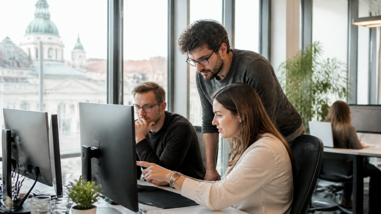 Fotorealistisches Beitragsbild zu "Online-Shop gründen - diese Entscheidungen erleichtern das Projekt" mit Österreich-Bezug