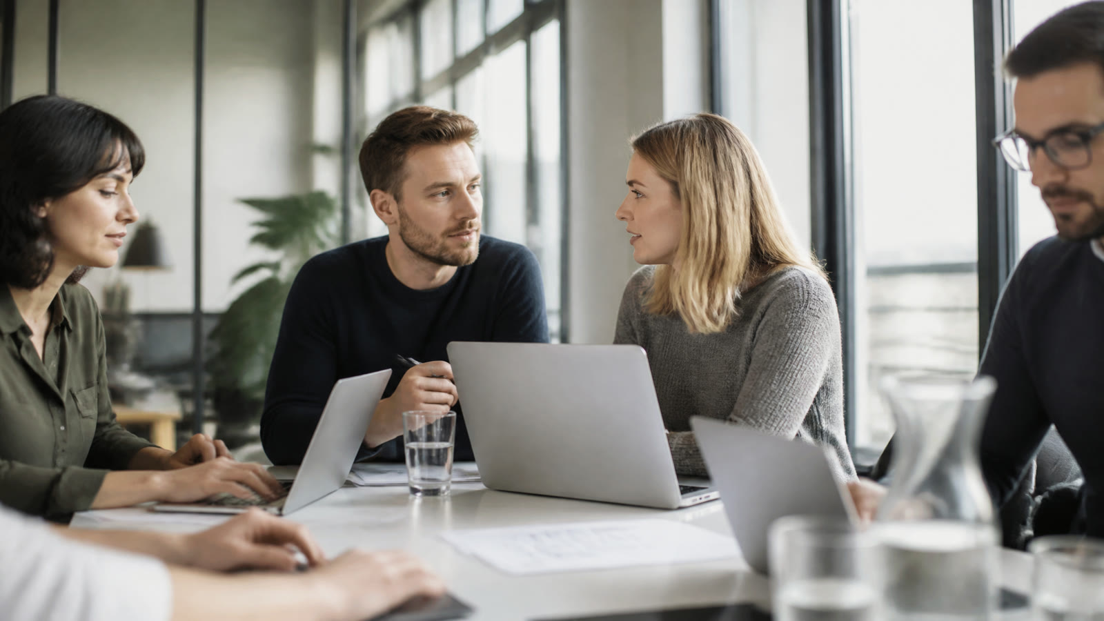 Fotorealistisches Beitragsbild zu "Produktiv und konzentriert − So lässt sich die Leistungsfähigkeit während des Arbeitstages aufrechterhalten" mit Österreich-Bezug