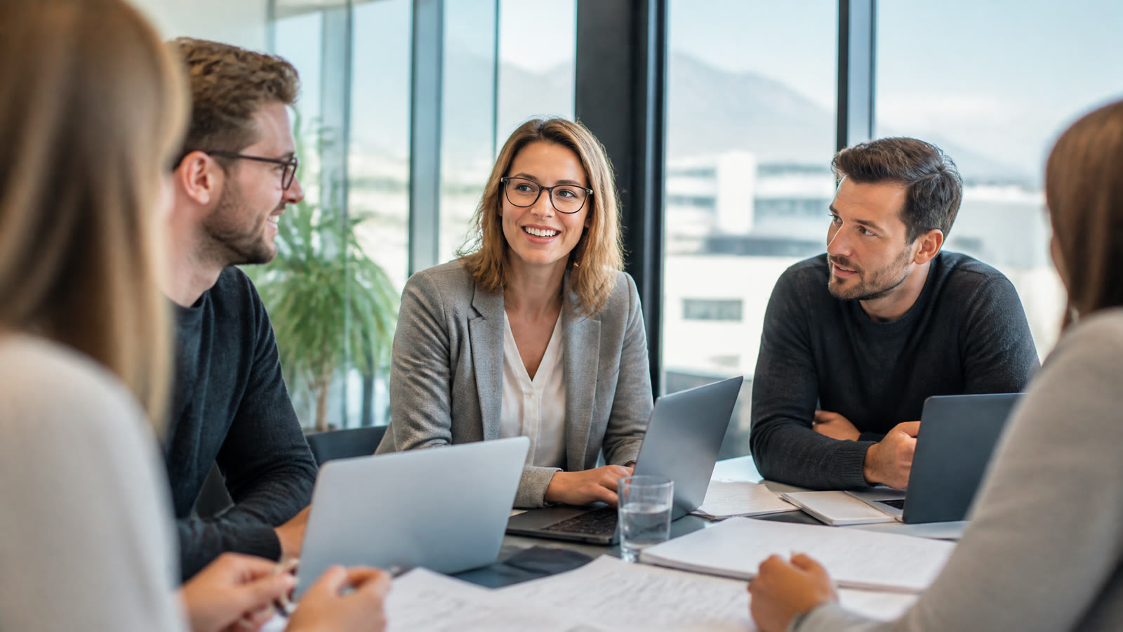 Fotorealistisches Beitragsbild zu "Karriere-Boost aus der Cloud: Wie du mit gezieltem E-Learning deinen Marktwert steigerst" mit Österreich-Bezug