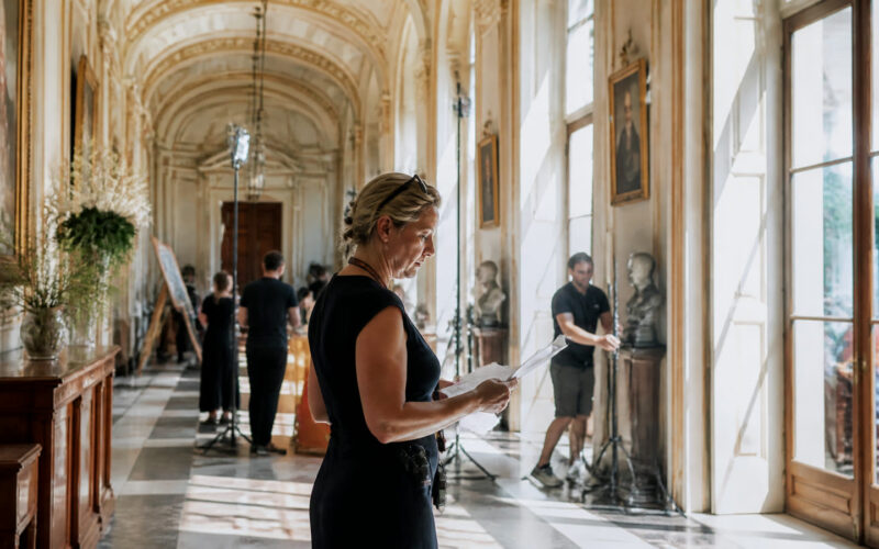 Fotorealistisches Beitragsbild zu "Geheimnisse der Festspiele: Was der Ö1 Kultur-Talk am 3. August enthüllt!" mit Österreich-Bezug