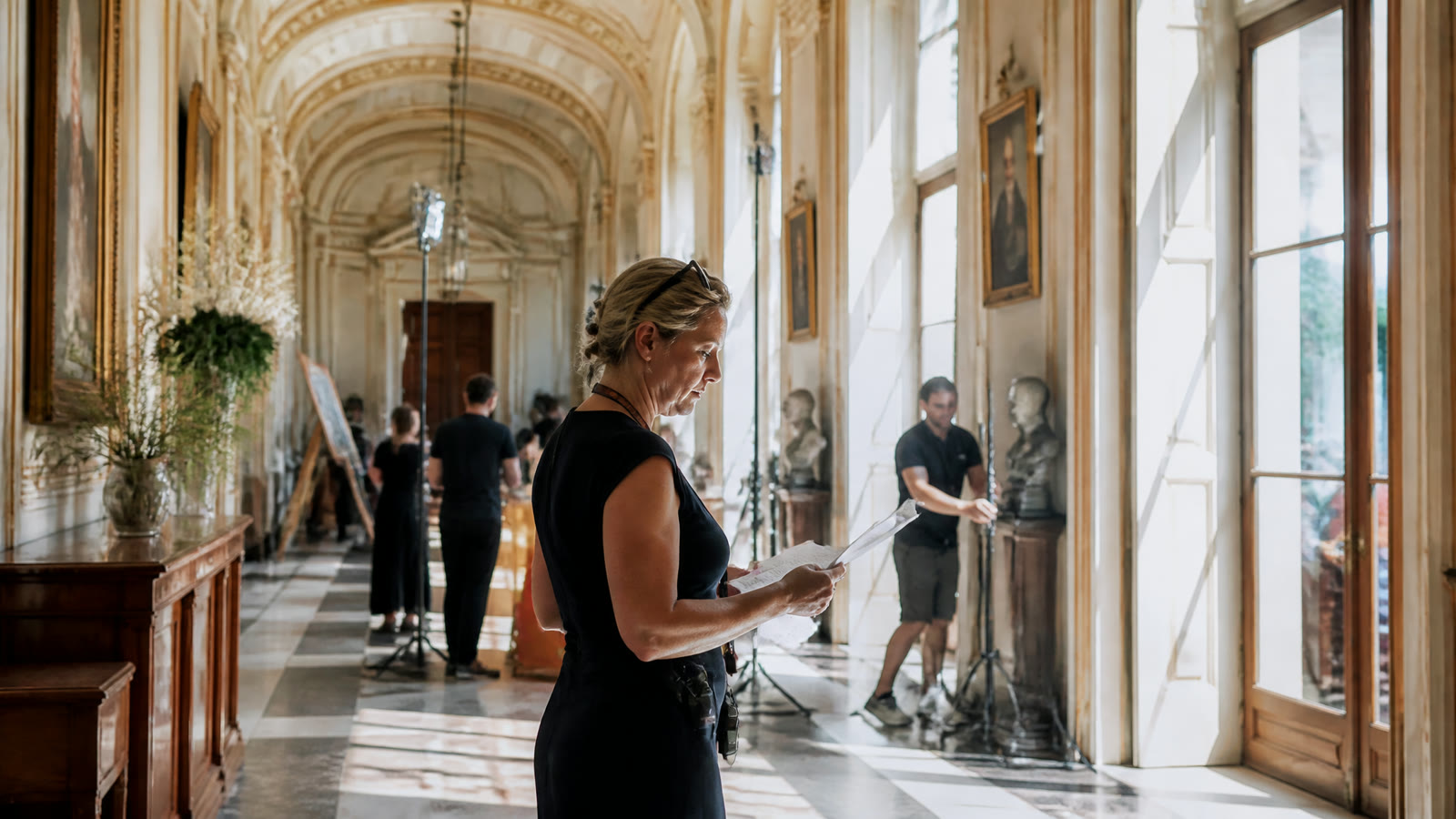Fotorealistisches Beitragsbild zu "Geheimnisse der Festspiele: Was der Ö1 Kultur-Talk am 3. August enthüllt!" mit Österreich-Bezug