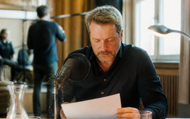 Fotorealistisches Beitragsbild zu "Geheimnisvolle Nächte im RadioKulturhaus: Markus Meyer entzündet Daphne du Mauriers düstere Geschichten" mit Österreich-Bezug