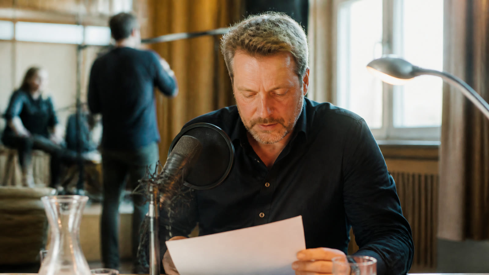 Fotorealistisches Beitragsbild zu "Geheimnisvolle Nächte im RadioKulturhaus: Markus Meyer entzündet Daphne du Mauriers düstere Geschichten" mit Österreich-Bezug