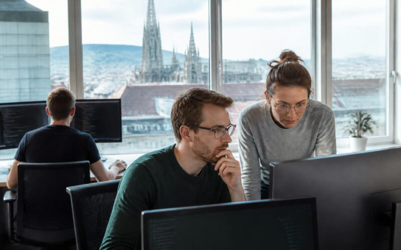 Fotorealistisches Beitragsbild zu "Phishing-Alarm! So schützen Sie sich vor den digitalen Datendieben" mit Österreich-Bezug