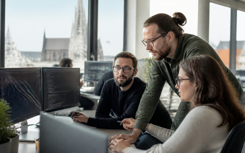 Fotorealistisches Beitragsbild zu "Wikipedia wird 25: Österreichs Museen öffnen ihre Schatztruhen!" mit Österreich-Bezug