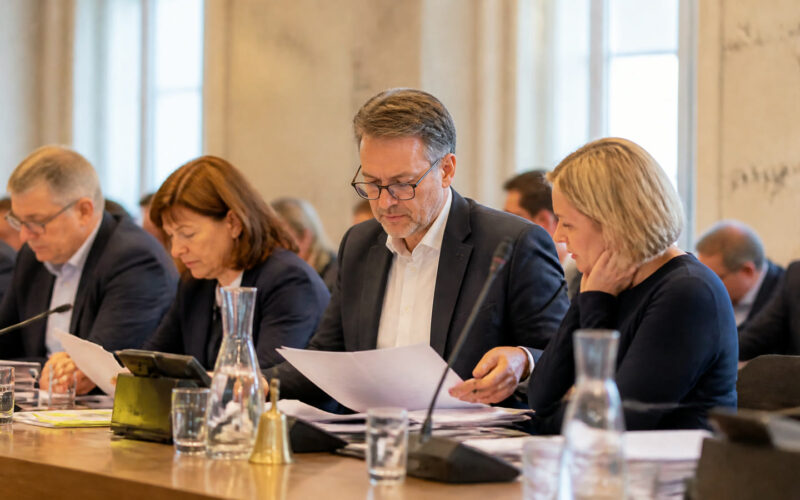 Fotorealistisches Beitragsbild zu "Wiener Gemeinderat: Brisante Debatten und heiße Themen am 18. Februar!" mit Österreich-Bezug
