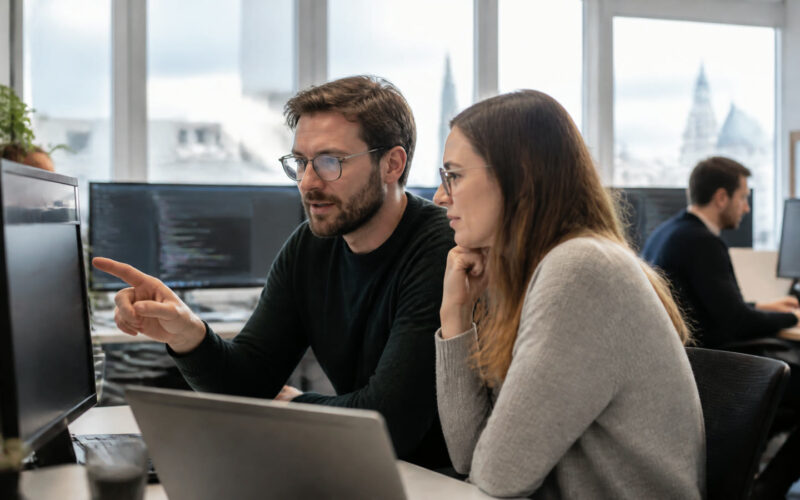 Fotorealistisches Beitragsbild zu "CC4 mit Power-Duo an der Spitze: Revolution im IT-Remarketing!" mit Österreich-Bezug