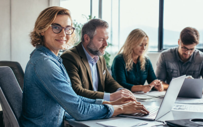 Fotorealistisches Beitragsbild zu "Ergonomische Computer-Arbeitsplatz-Gestaltung" mit Österreich-Bezug