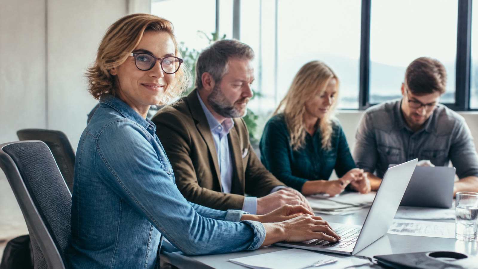 Fotorealistisches Beitragsbild zu "Ergonomische Computer-Arbeitsplatz-Gestaltung" mit Österreich-Bezug