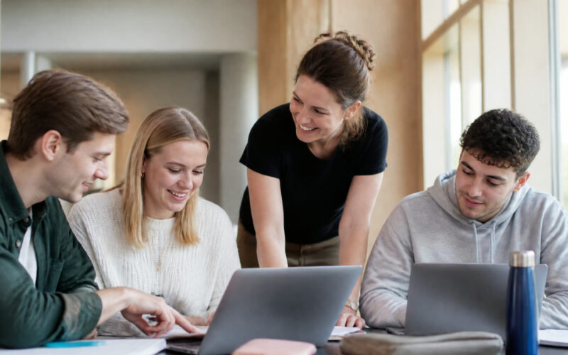 Fotorealistisches Beitragsbild zu "Spartipps für Studenten" mit Österreich-Bezug