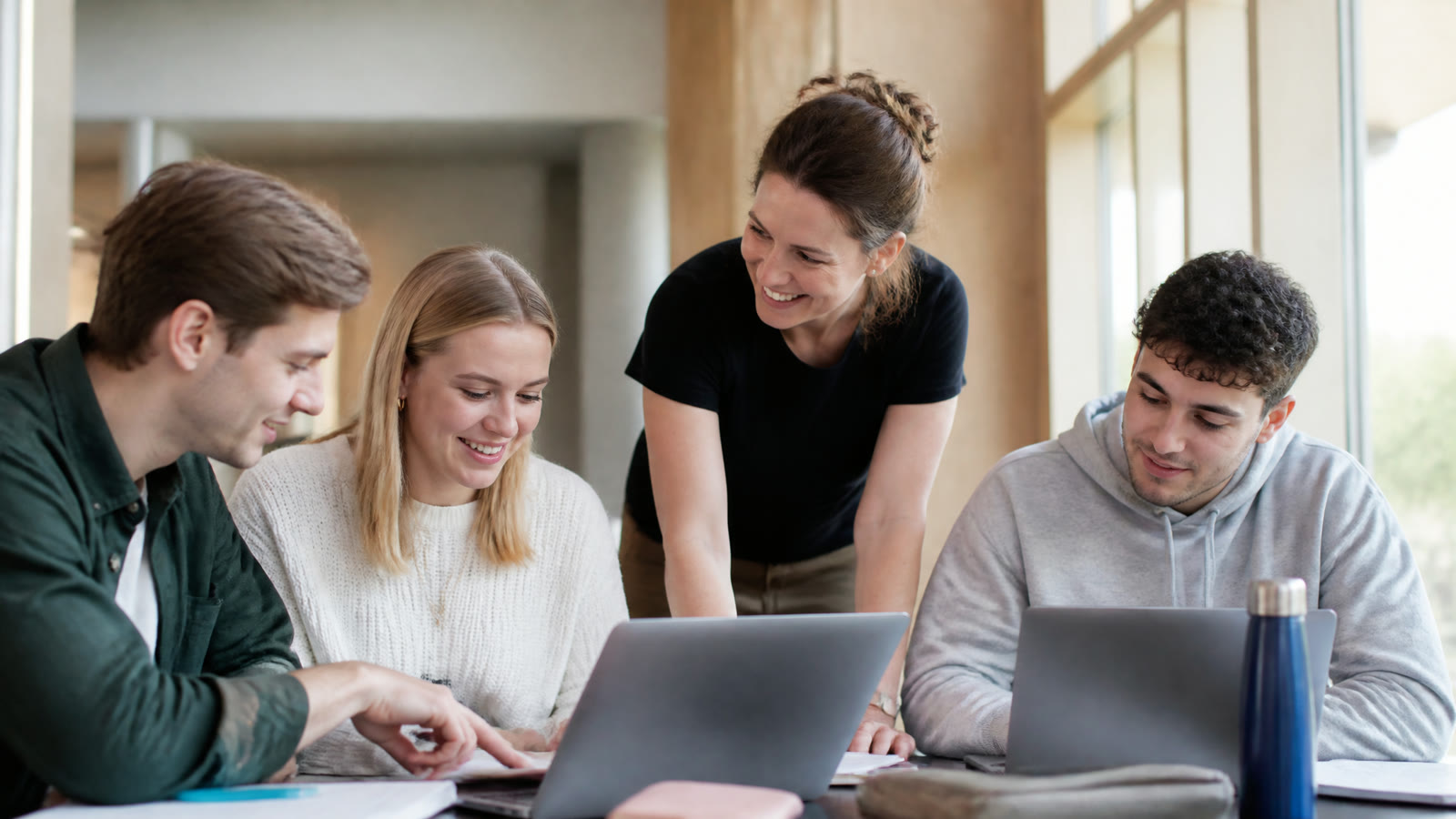 Fotorealistisches Beitragsbild zu "Spartipps für Studenten" mit Österreich-Bezug