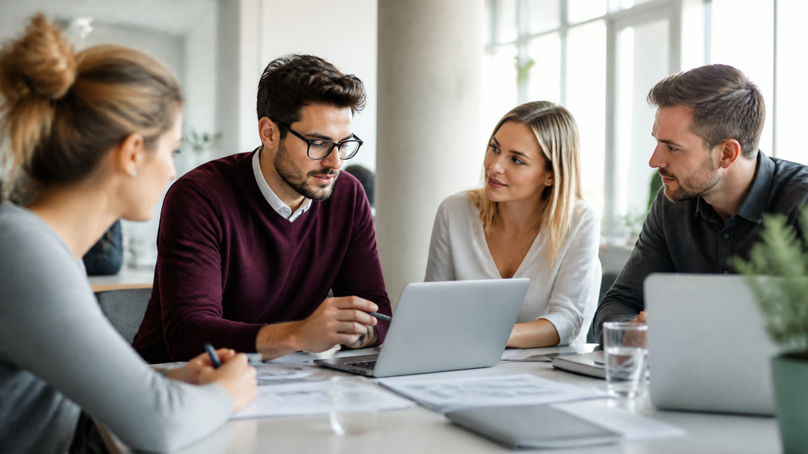 Fotorealistisches Beitragsbild zu "Tipps für Fitness im Büro" mit Österreich-Bezug