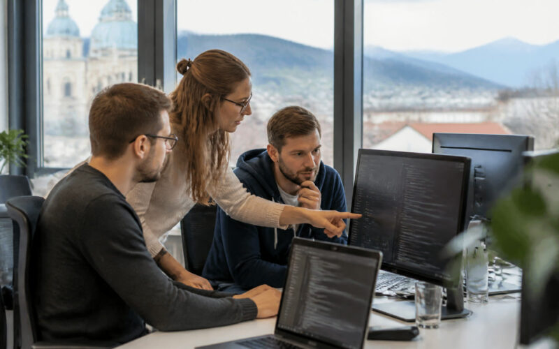 Fotorealistisches Beitragsbild zu "Der korrekte Umgang mit den Menschen" mit Österreich-Bezug