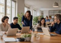 Beschäftigte in einem österreichischen Büro besprechen KI-Anwendungen im Arbeitsalltag