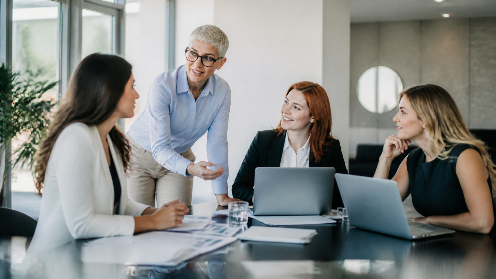 Fotorealistisches Beitragsbild zu "Mentoring für Frauen" mit Österreich-Bezug