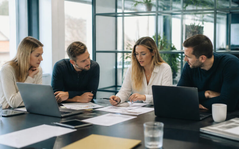 Fotorealistisches Beitragsbild zu "Karriere im Bereich Online-Marketing: Diese Optionen gibt es" mit Österreich-Bezug