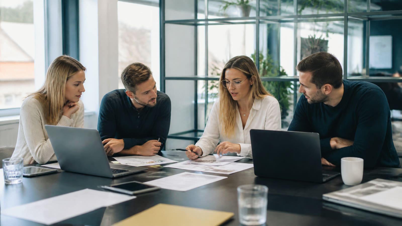 Fotorealistisches Beitragsbild zu "Karriere im Bereich Online-Marketing: Diese Optionen gibt es" mit Österreich-Bezug