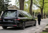 Elektrischer Leichenwagen auf einem ruhigen Wiener Friedhofsweg
