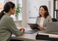 Bewerberin spricht mit Personaldienstleister über einen Zeitarbeitseinsatz in einem hellen Büro