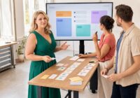 Erwachsene Beschäftigte üben in einem sommerlichen Workshop den verantwortungsvollen Einsatz künstlicher Intelligenz