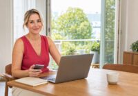 Erwachsene Bewerberin formuliert an einem hellen Sommermorgen zu Hause eine professionelle Absage