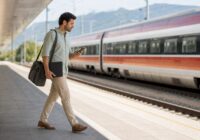 Erwachsener Bewerber reist an einem Sommermorgen mit Unterlagen zu einem Vorstellungsgespräch